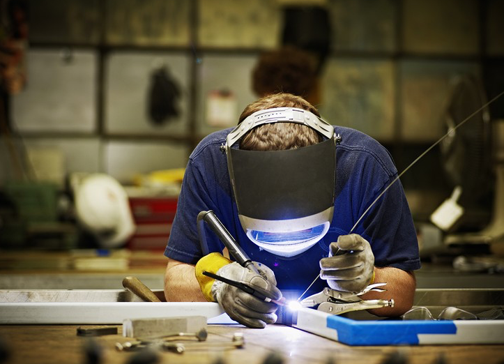 Confiança da indústria avança pelo terceiro mês, mas cenário ainda exige cautela