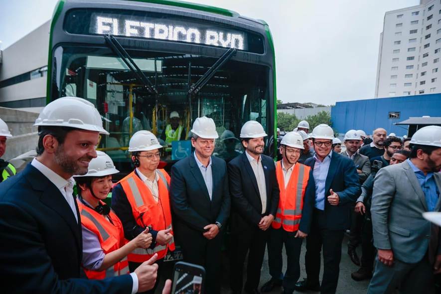 BYD apresenta trens SkyRail da Linha 17-Ouro e primeiro ônibus articulado com bateria Blade em São Paulo