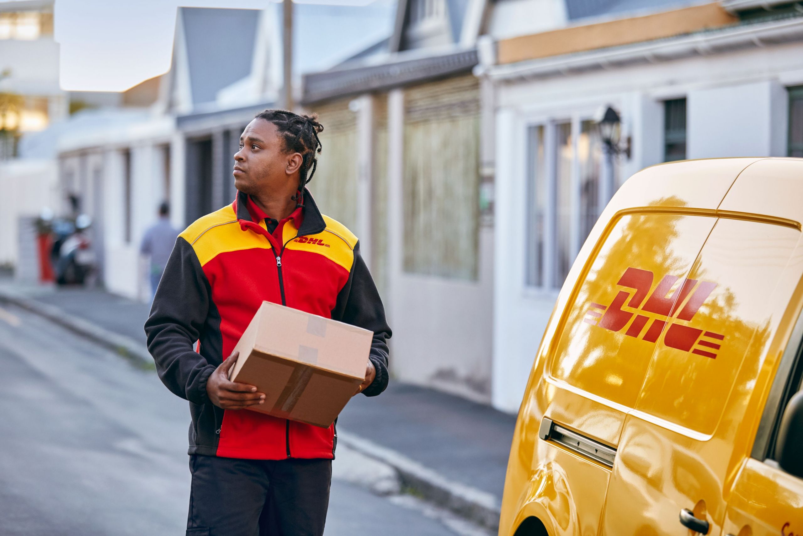 DHL Express oferece 20% de desconto para envios nacionais e internacionais em campanha para o Dia dos Namorados