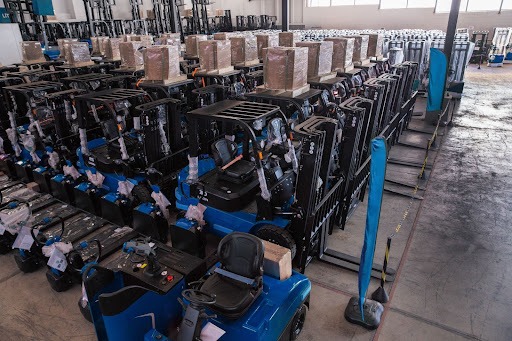 Empilhadeiras elétricas avançam na logística sustentável