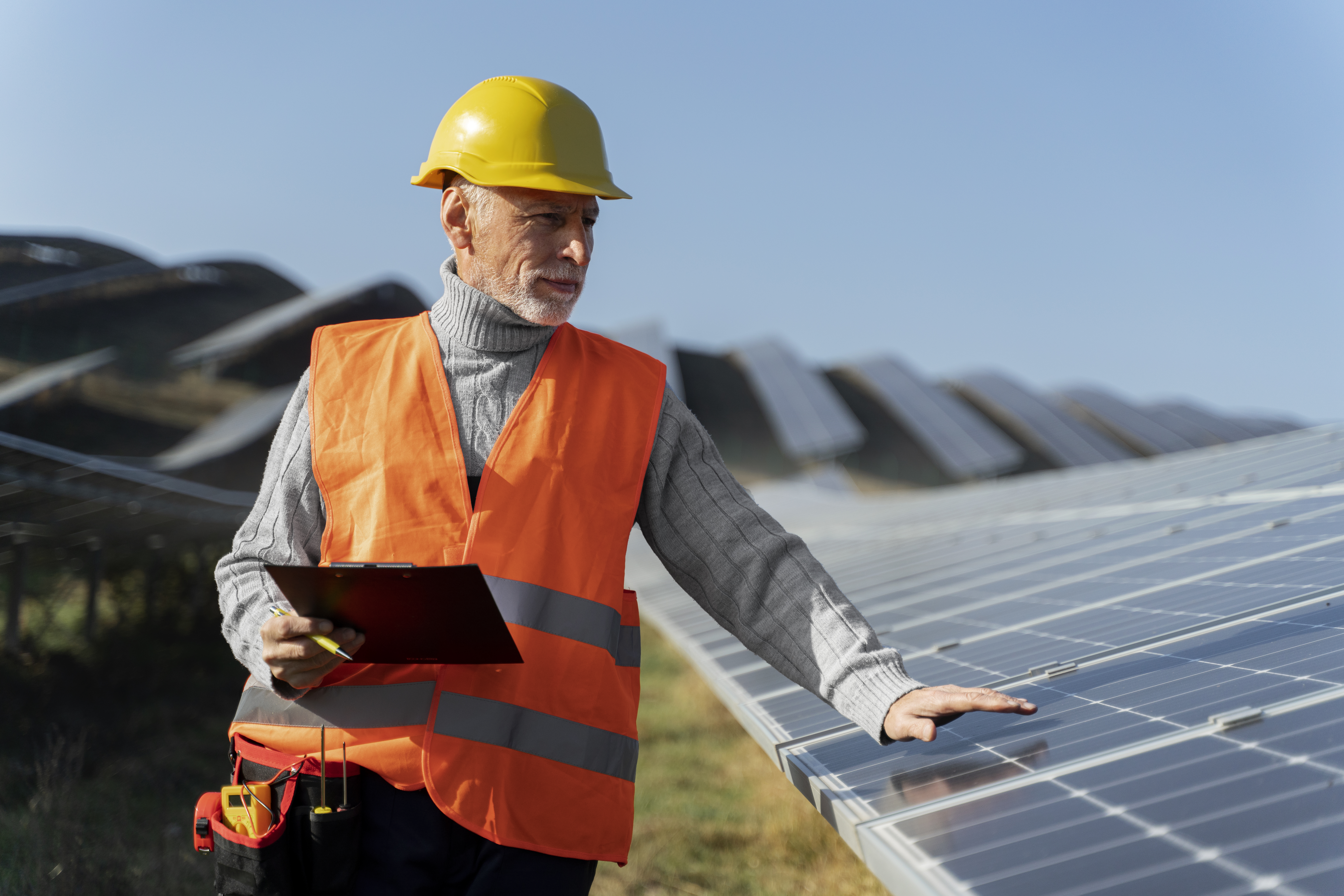 Energia solar cria 500 mil empregos em um ano e impulsiona uso de tecnologia na gestão de equipes