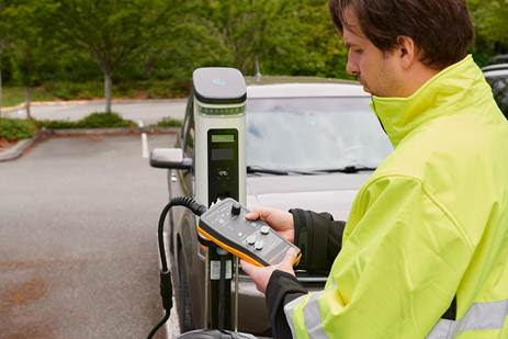 Fluke apresenta novo adaptador de testes para estações de recarga de veículos elétricos