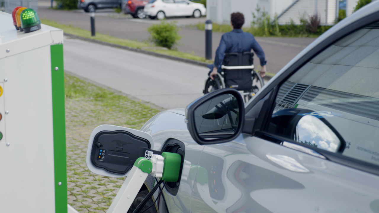 Ford testa robô de recarga de carros elétricos para motoristas com deficiência