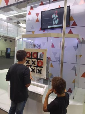 Robôs interativos participam da exposição promovida pelo DiamondMall e SESI em comemoração ao Dia da Indústria